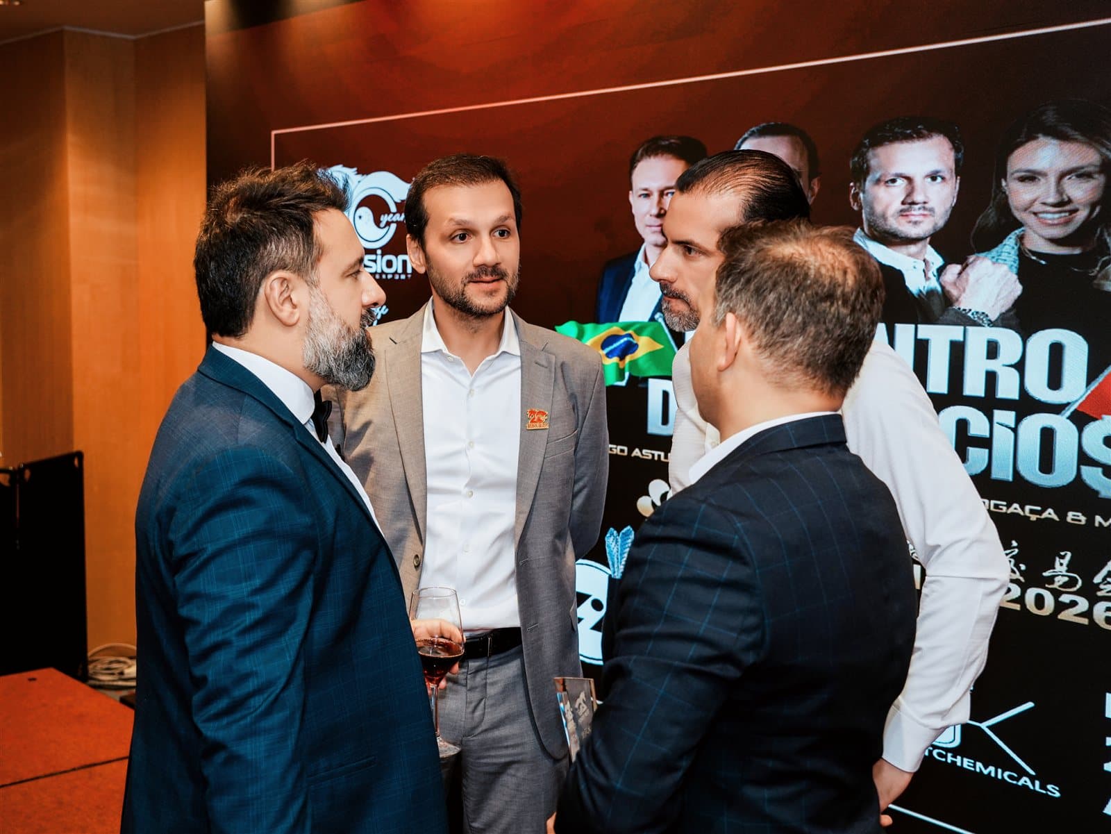 Empresários brasileiros conversando em evento da Starvision na China