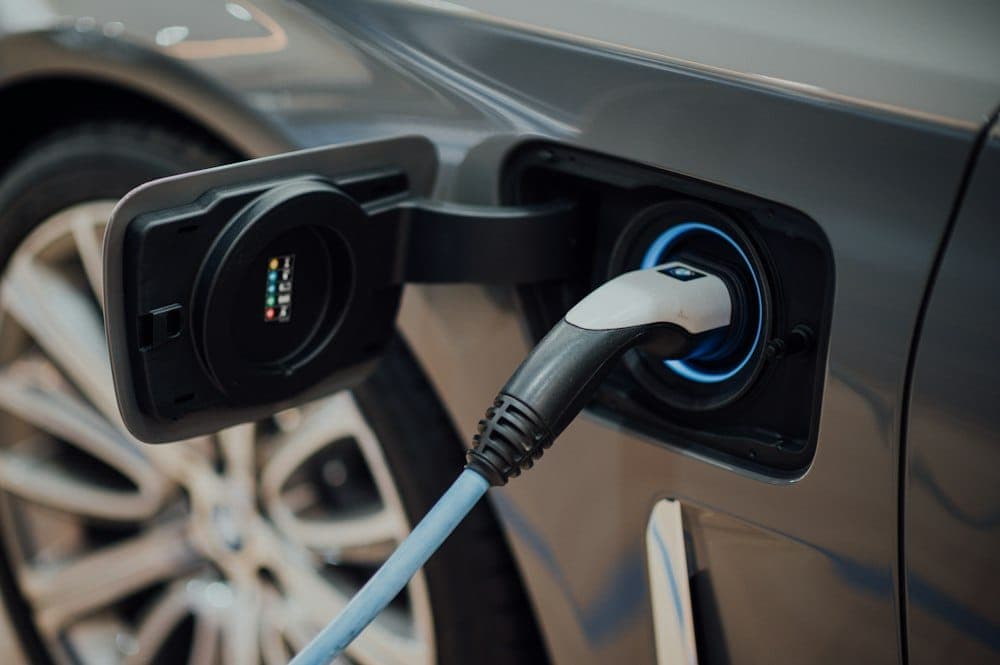 Carro elétrico conectado a um carregador