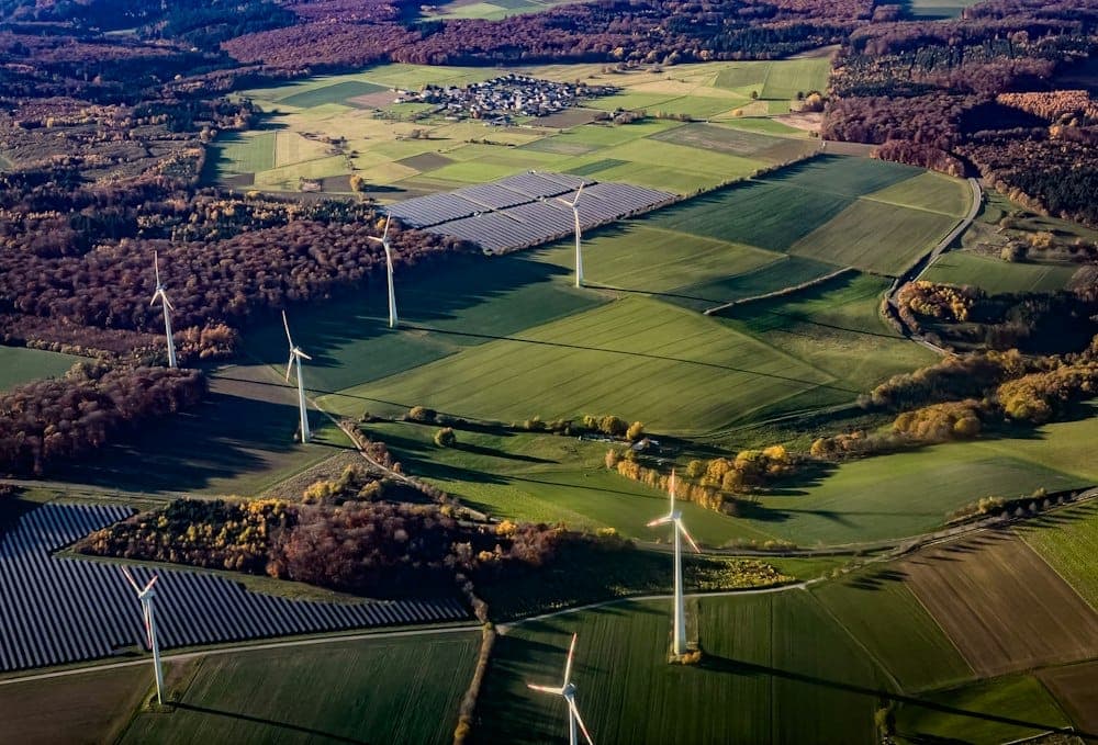 Turbinas eólicas e usina solar em área rural