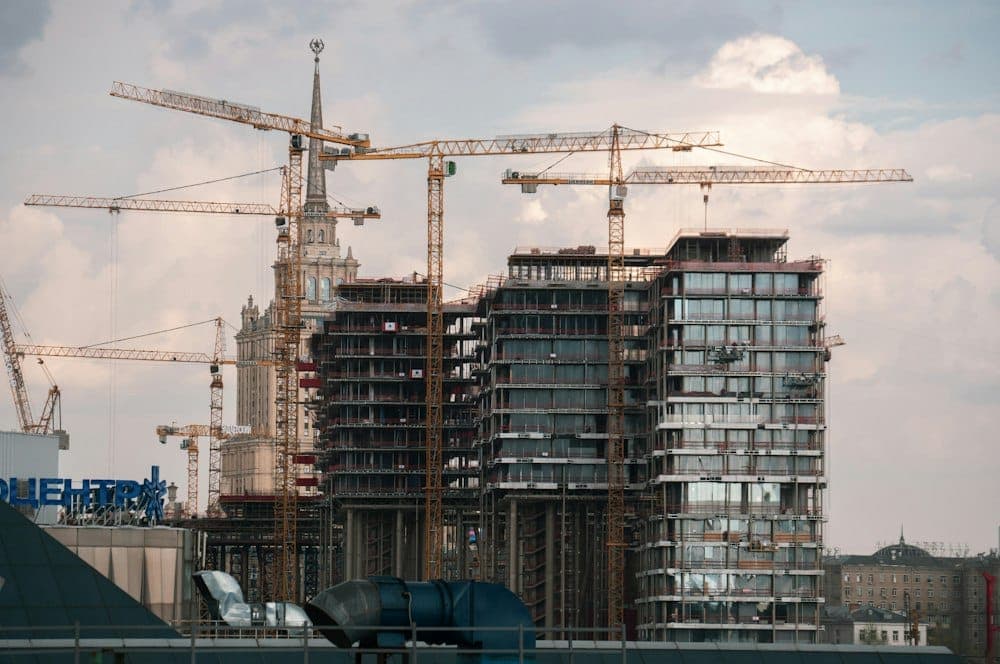 Guindastes na construção de edifícios