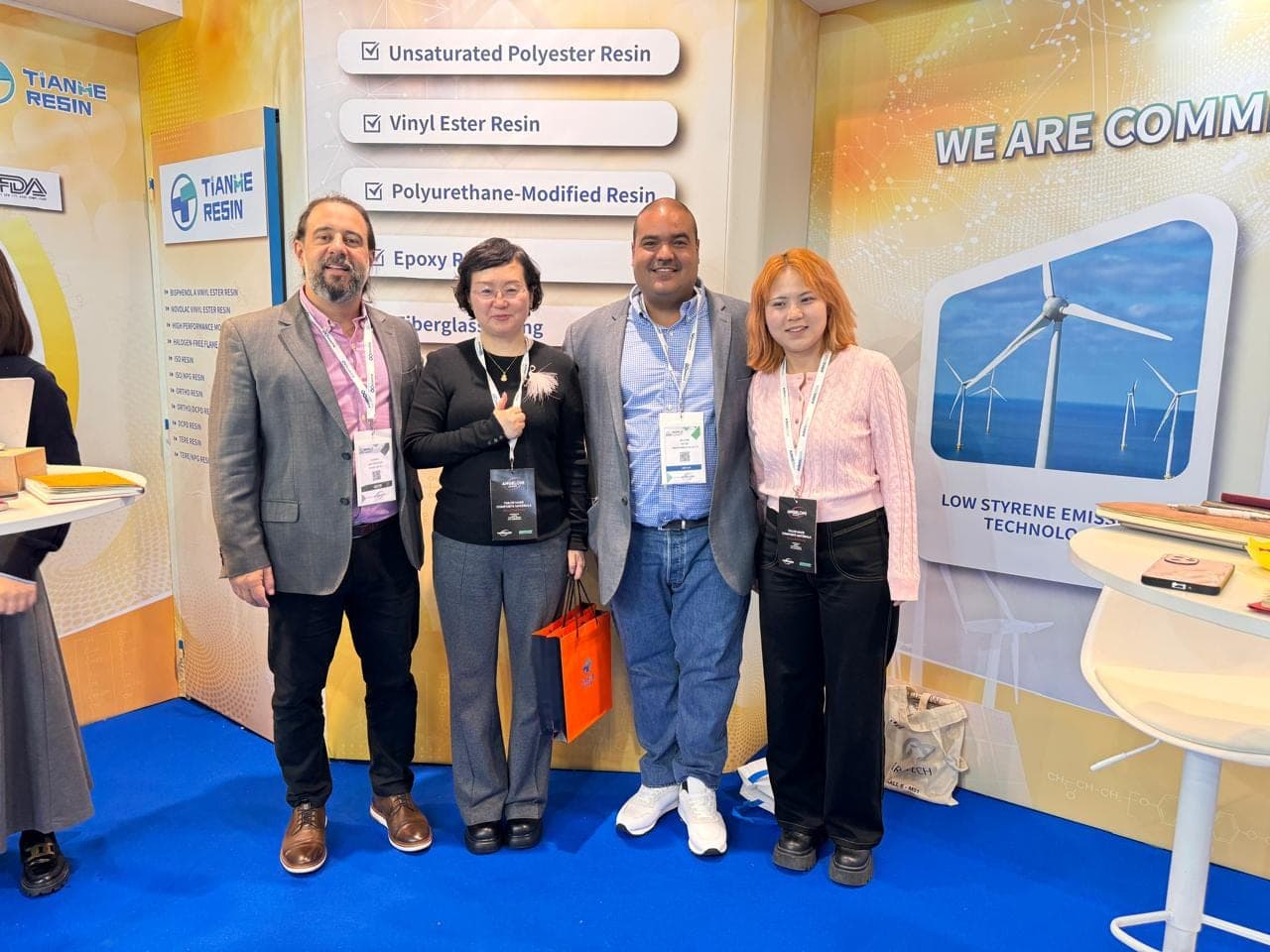 Equipe Starvision com representantes de uma empresa chinesa em seu estande
